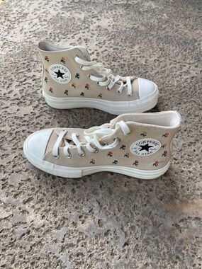 Women 7 Converse Chuck Taylor AS Lift Embroidered Roses